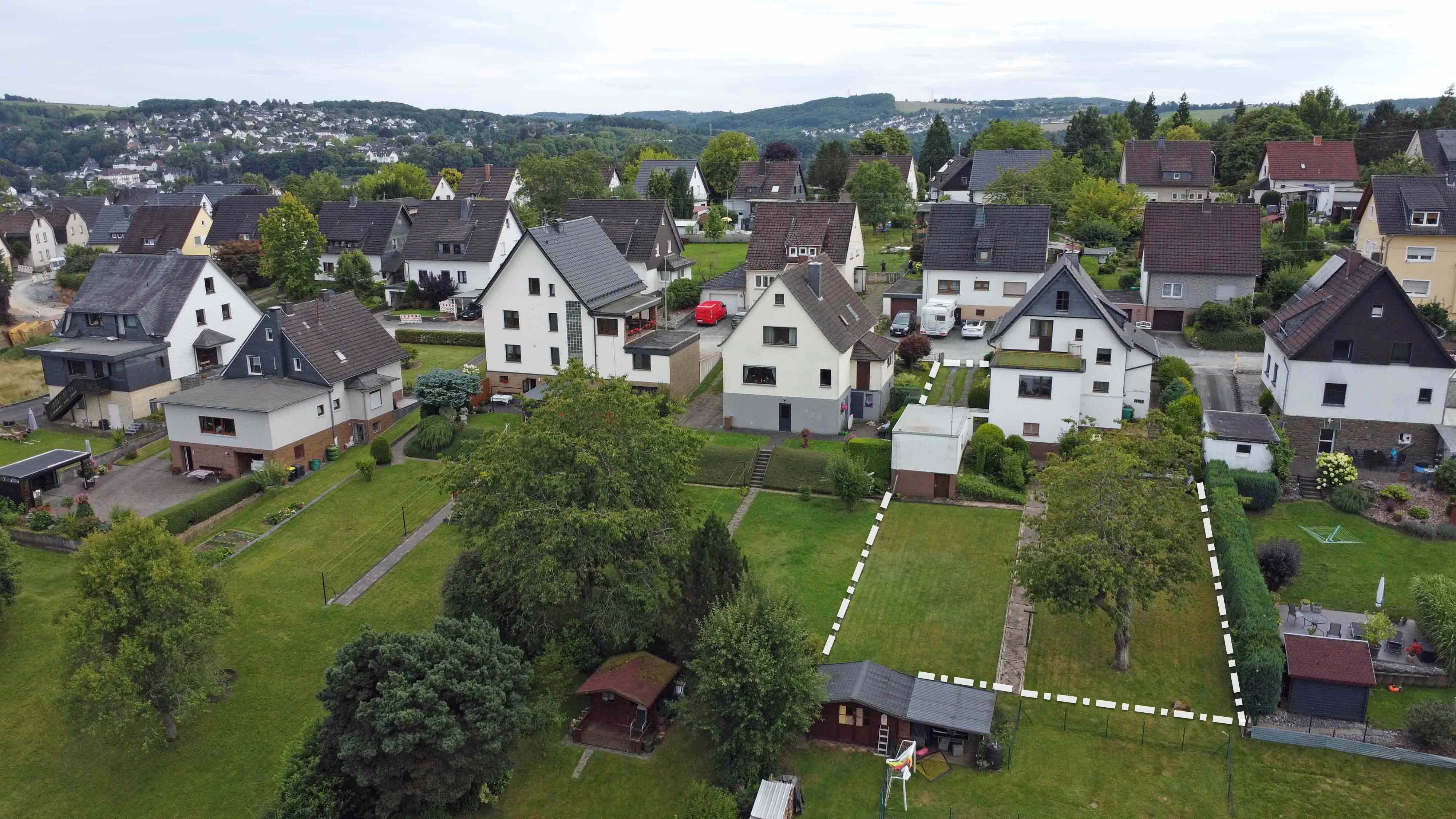 Wissen: Älteres EFH mit Dachterrasse, Garten und 2 Garagen, Panoramablick auf das Grundstück und Umgebung